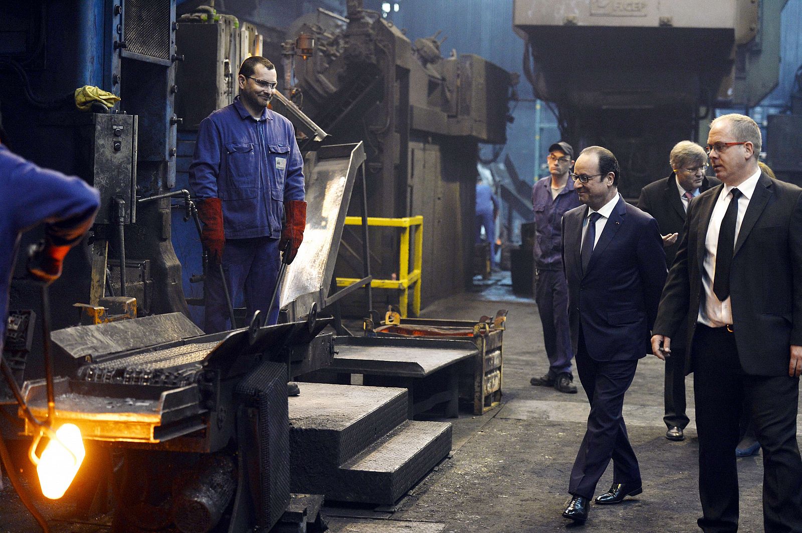 El presidente de Francia, François Hollande, visita los altos hornos de Lebronze Alloys en la localidad de Trie-Chateau, al norte de Francia