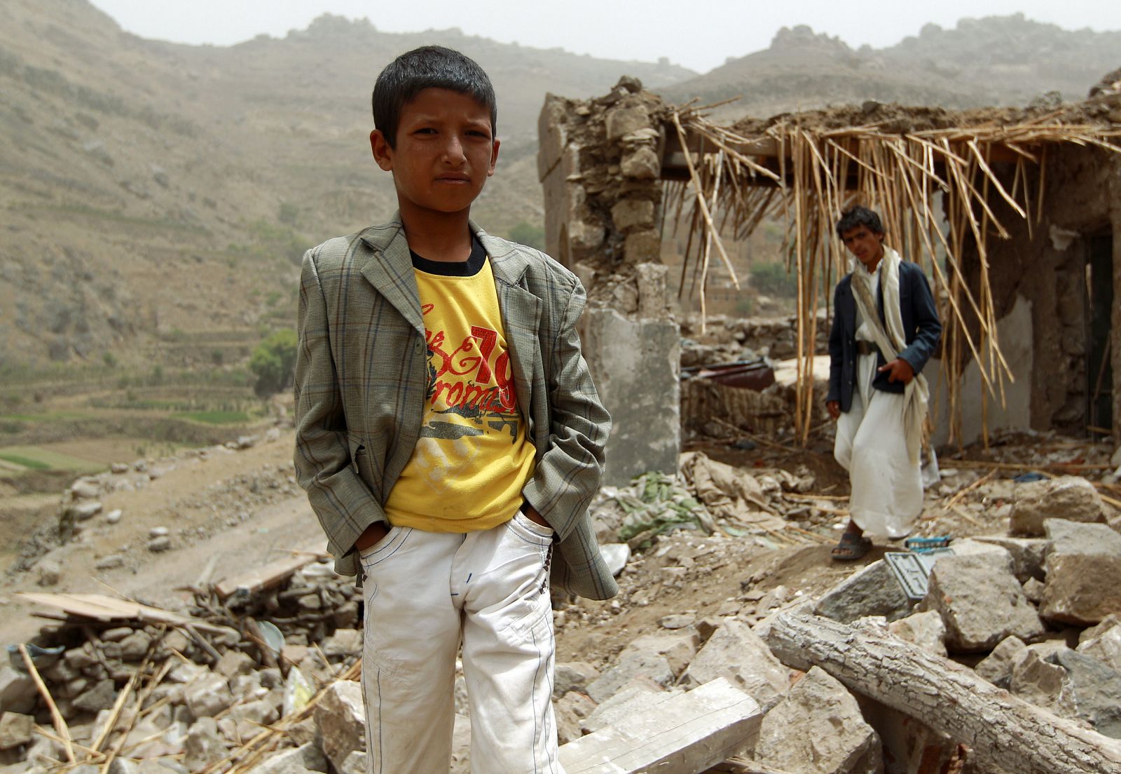 Un niño yemení frente a una casa destruida en Mani Matar, a 70 kilómetros de Saná.