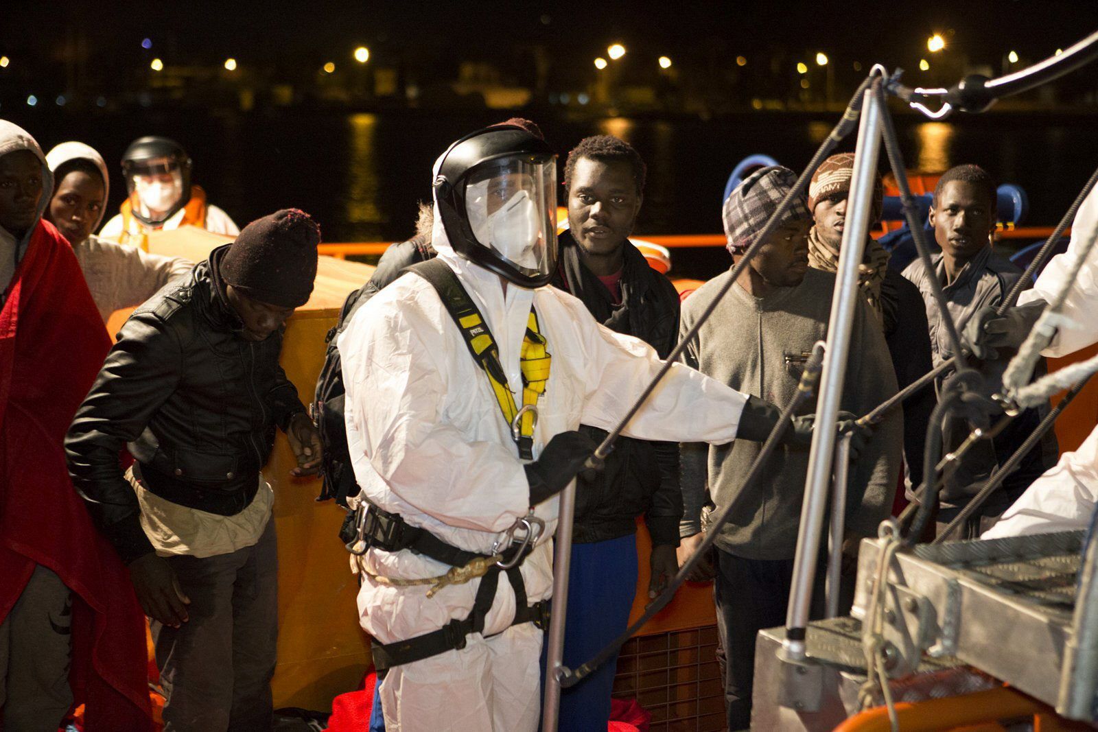 28 inmigrantes subsaharianos, ueron rescatados cerca de la isla de Alborán por Salvamento Marítimo cuando navegaban en una patera en Motril.