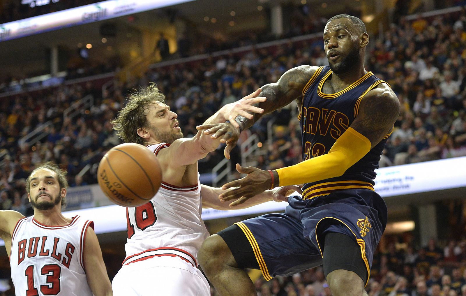 Pau Gasol trata de detener a LeBron James.