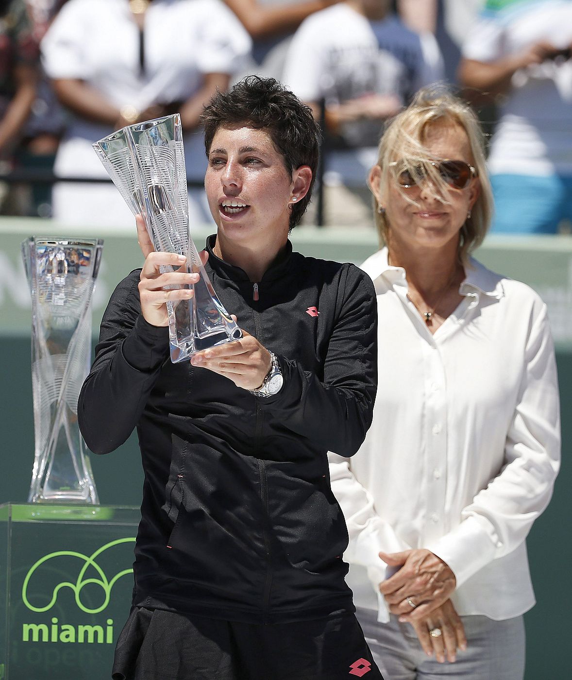 La tenista española Carla Suárez Navarro (I), tras perder la final del torneo de Miami.