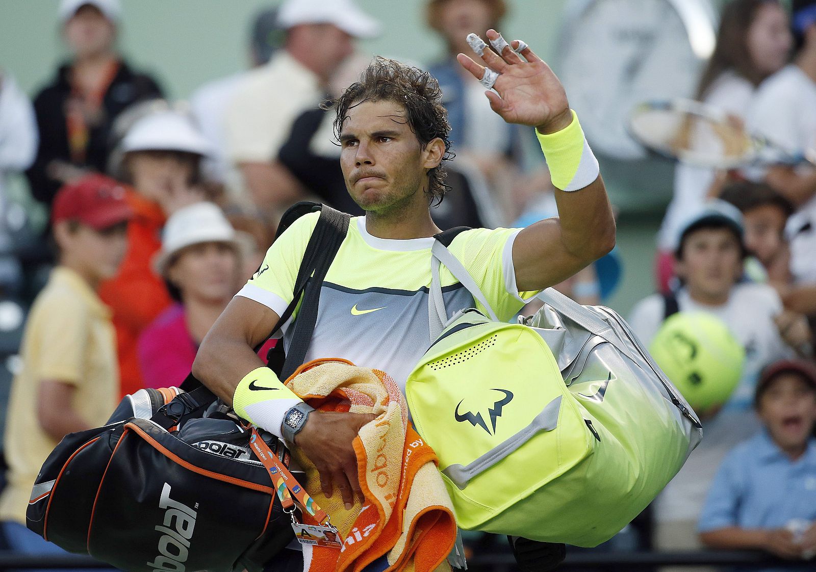 Rafa Nadal se despide del público tras su derrota en Miami ante Verdasco