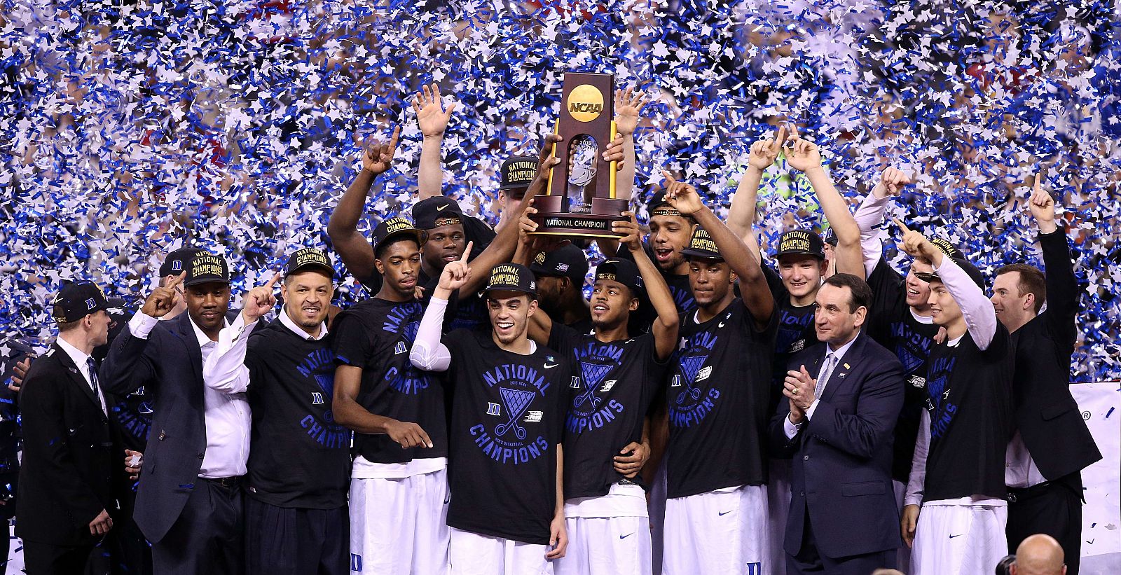 El equipo de Duke celebra la consecución del título nacional universitario.