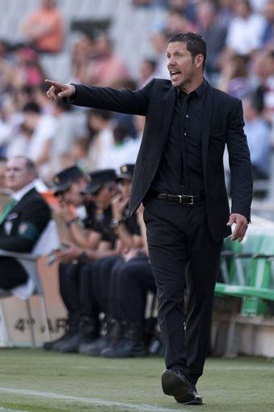 Simeone dando instrucciones a sus jugadores durante el partido.