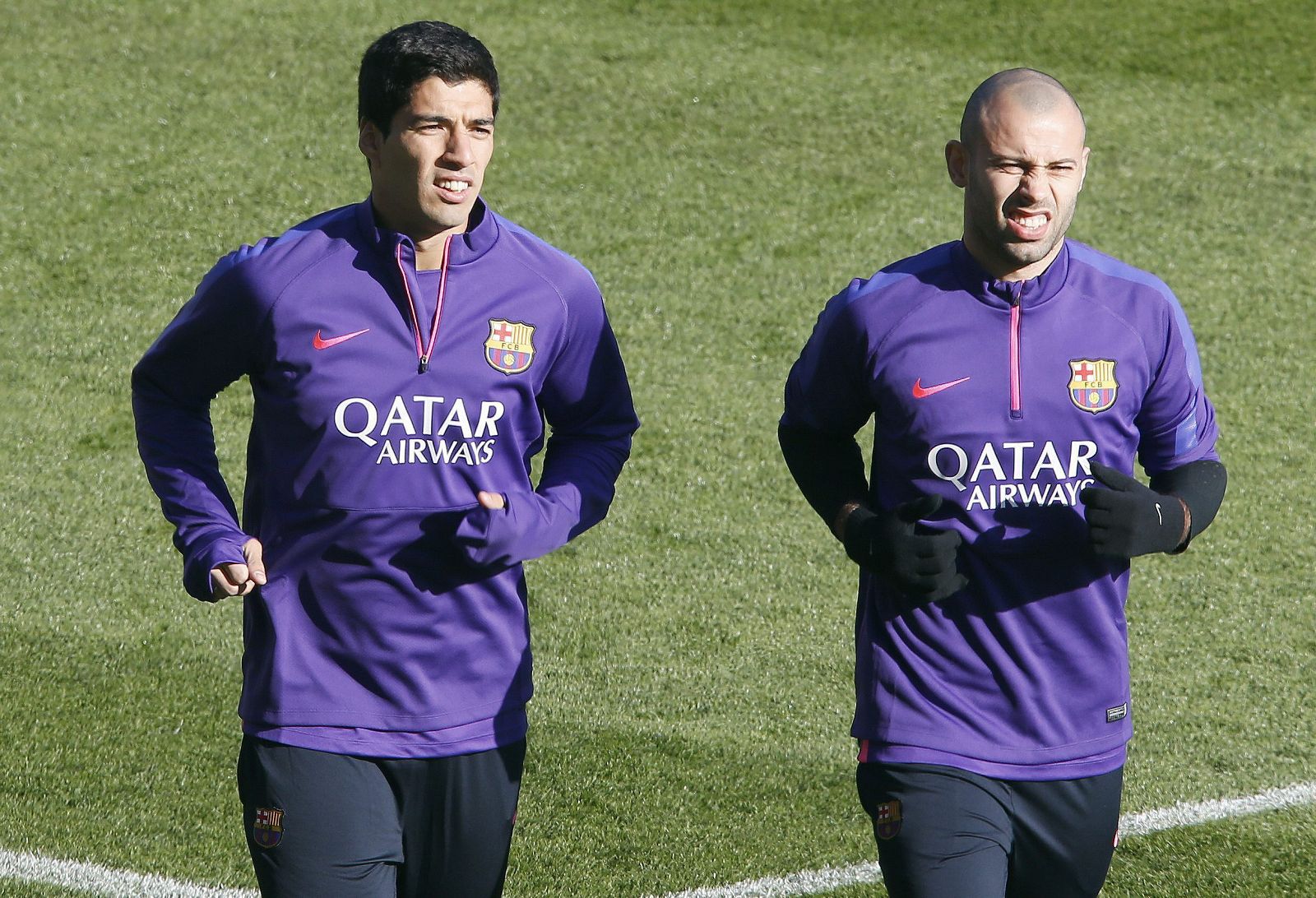 Los jugadores del FC Barcelona Luis Suárez (i) y Javier Mascherano (d) durante un entrenamiento.