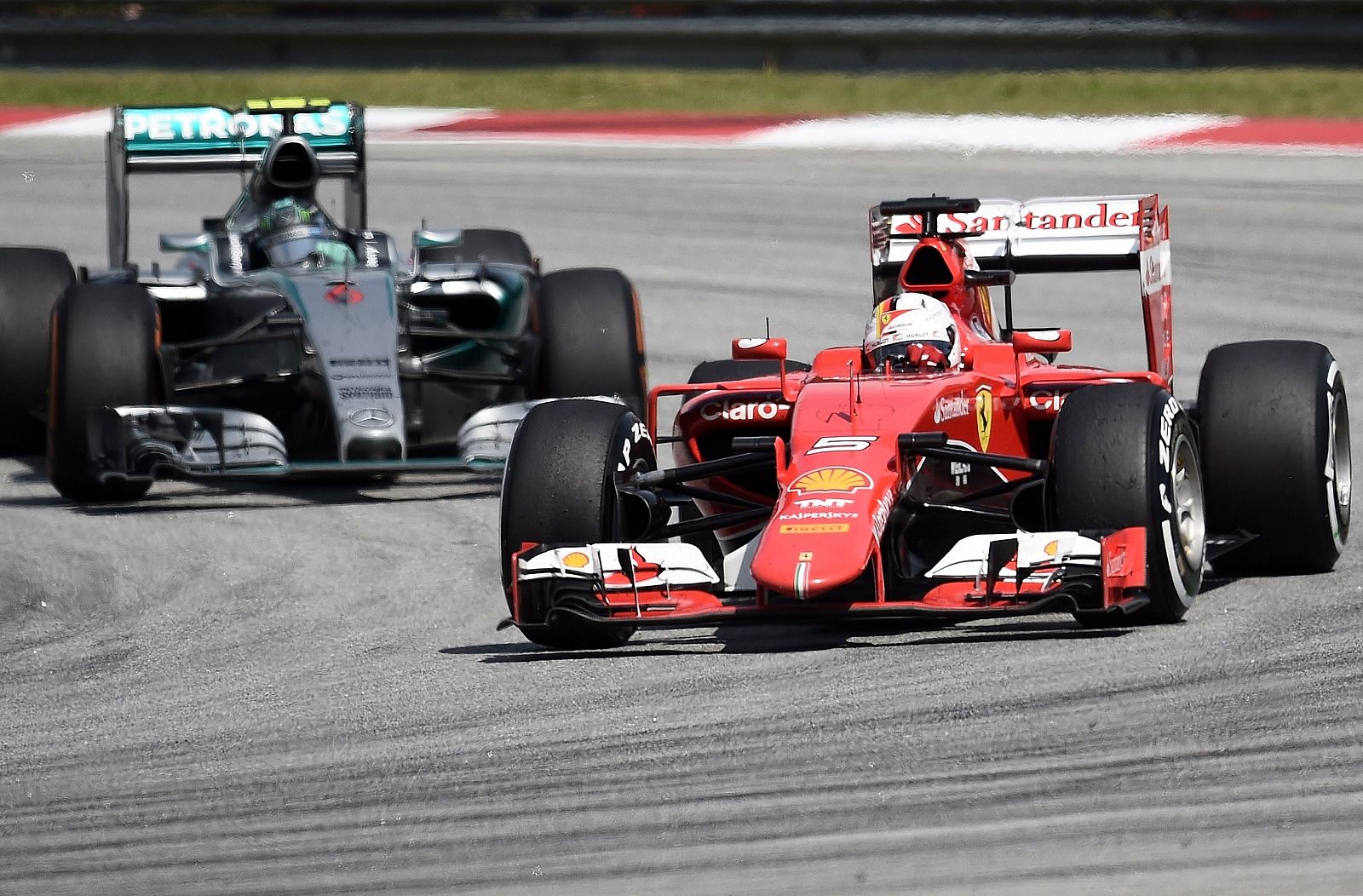 Sebastian Vettel, por delante de Nico Rosberg en Sepang