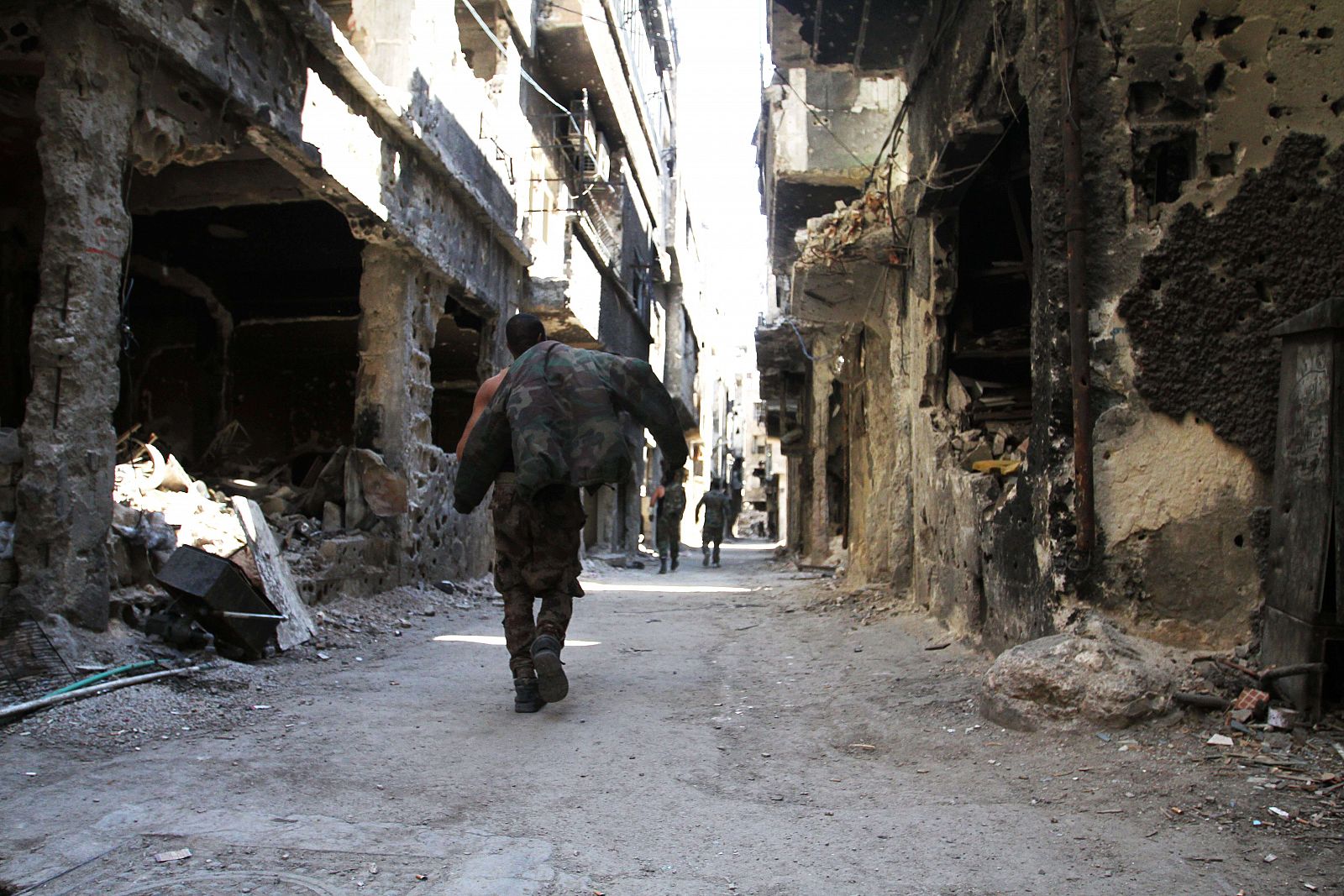 Un hombre anda entre los destrozos en una calle del campo de Yarmuk este lunes.