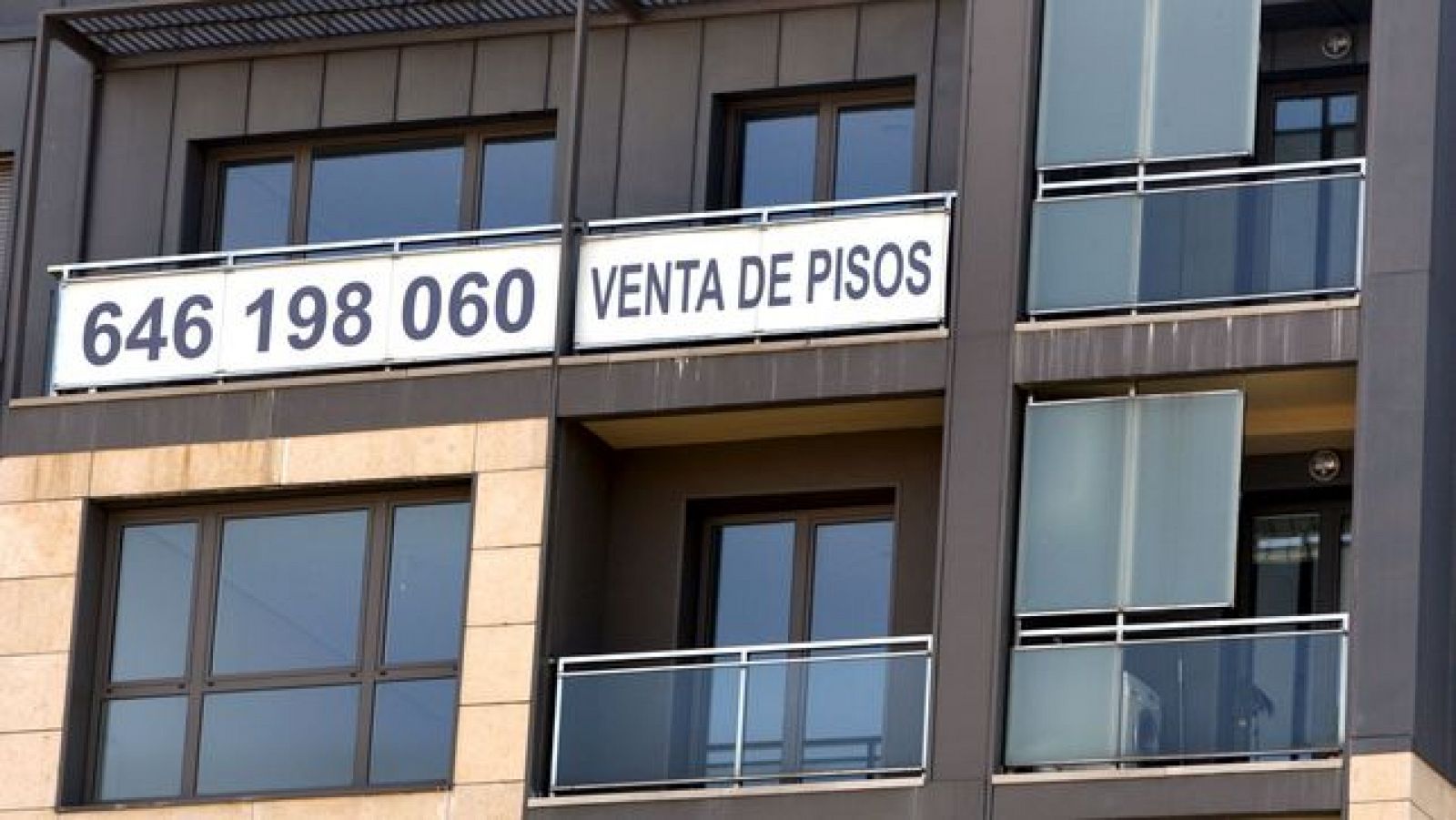 Cartel que anuncia la venta de pisos