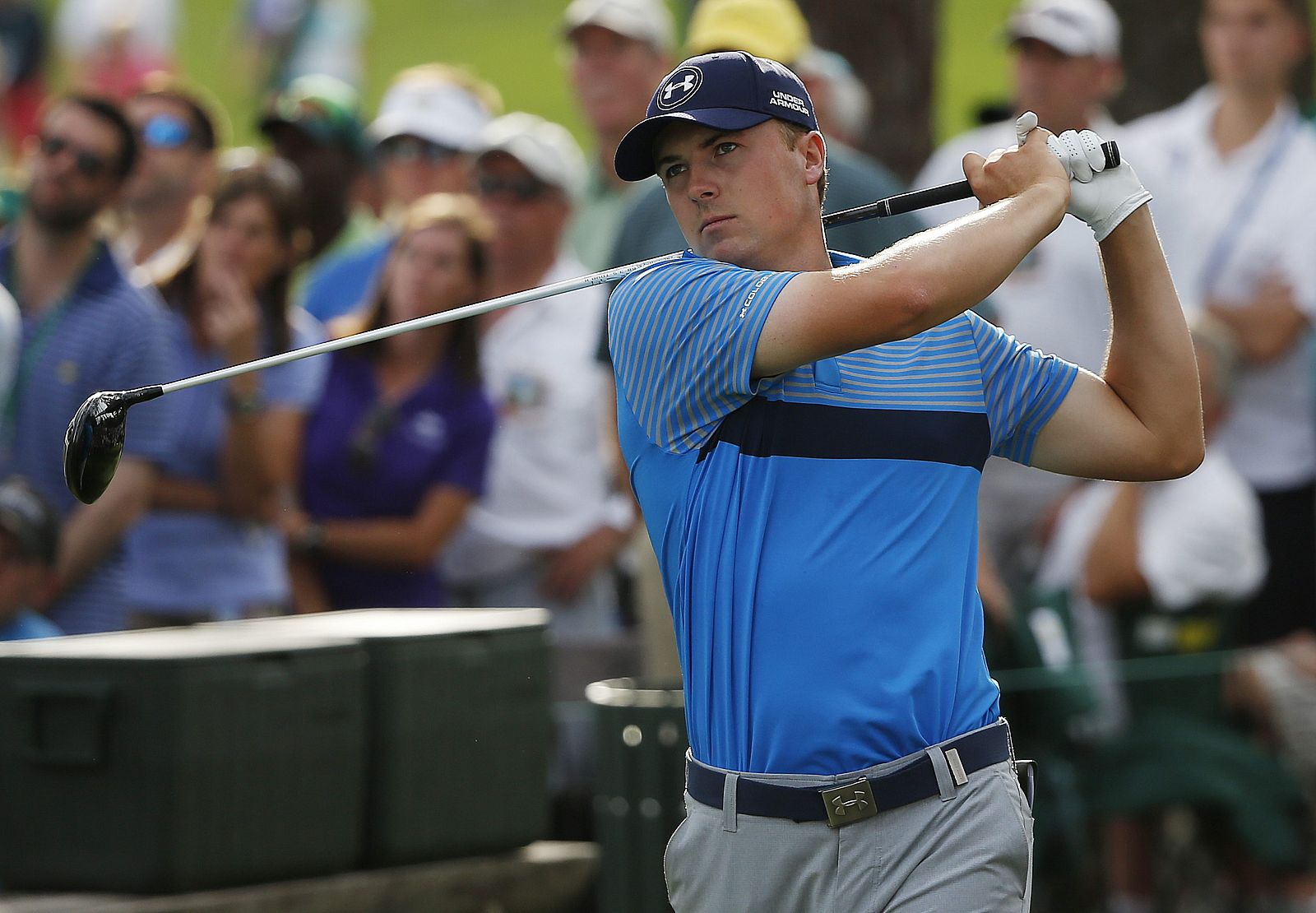 El estadounidense Jordan Spieth realiza su tiro de salida en el hoyo 18.