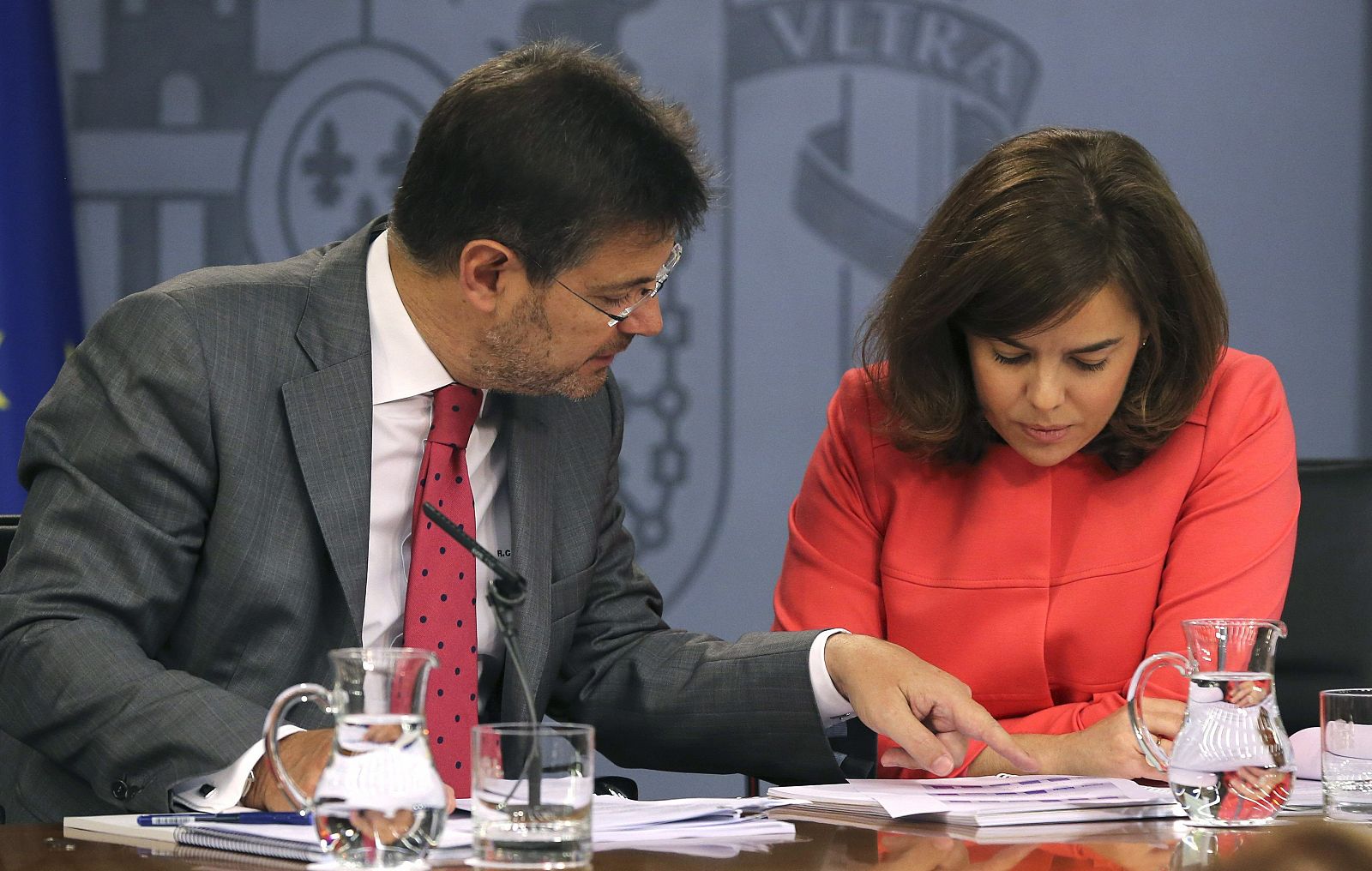 La vicepresidenta del Gobierno, Soraya Sáenz de Santamaría, y el ministro de Justicia, Rafael Catalá, durante la rueda de prensa posterior al Consejo de Ministros.