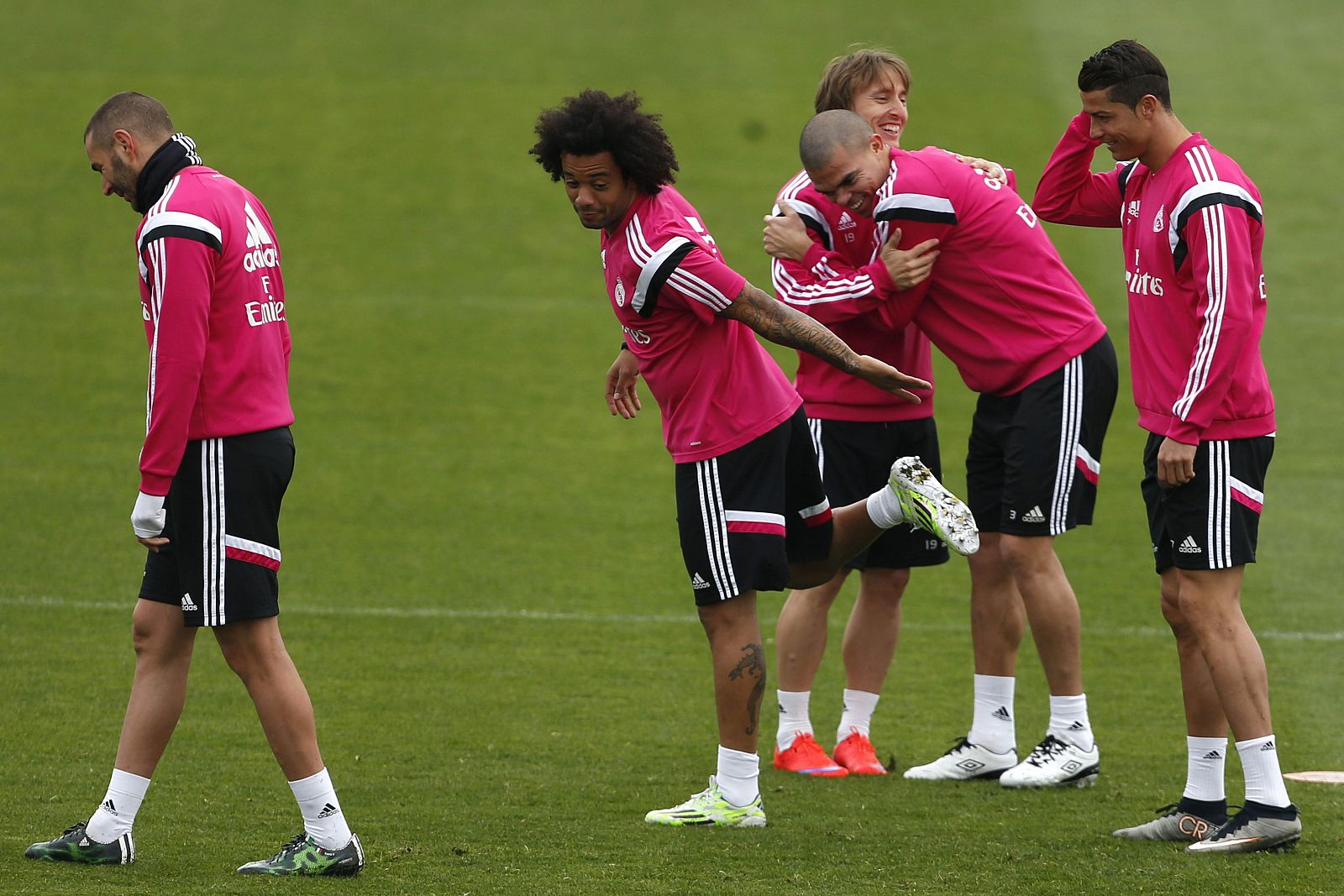 Los jugadores del Real Madrid Karim Benzema (i), Marcelo (2i), Modric (c), Pepe (2d) y Cristiano Ronaldo (d).