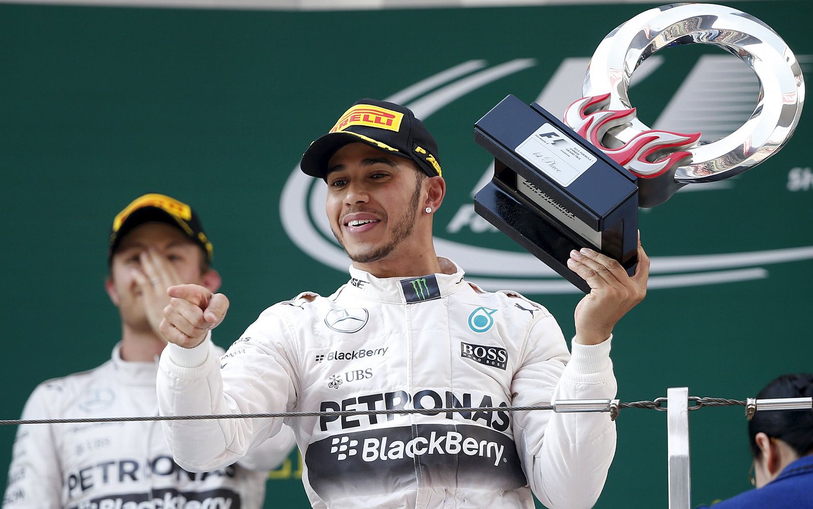 Lewis Hamilton celebra su triunfo en el podio del GP de China.