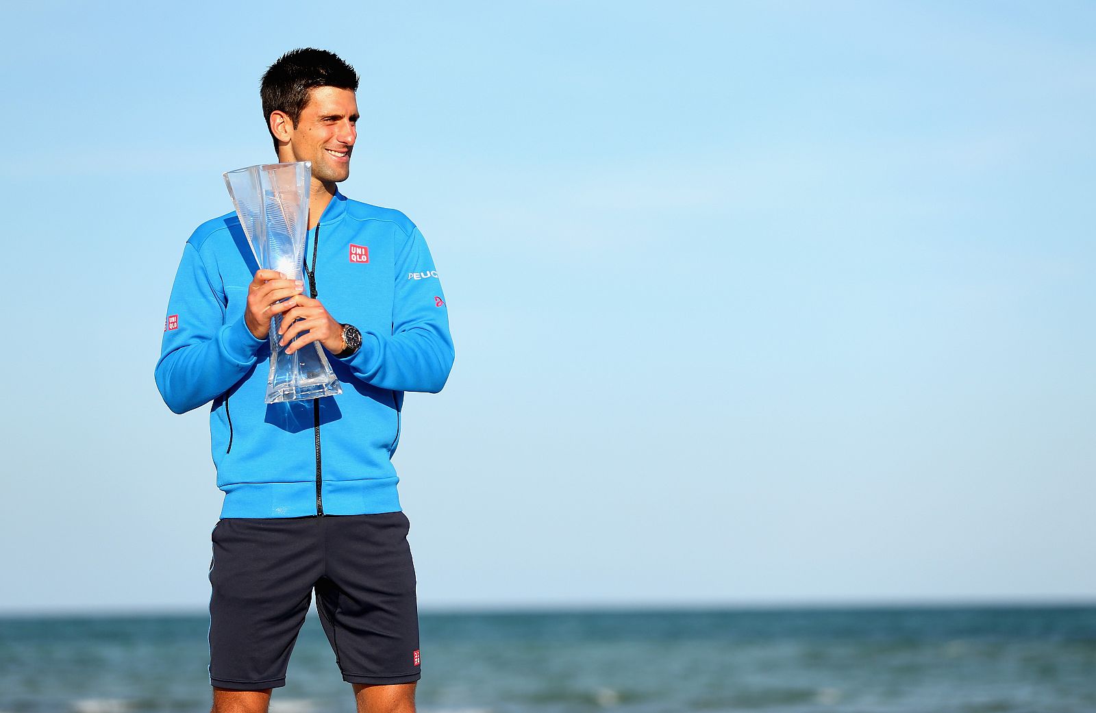 El serbio Novak Djokovic, con el trofeo del Masters 1000 de Miami