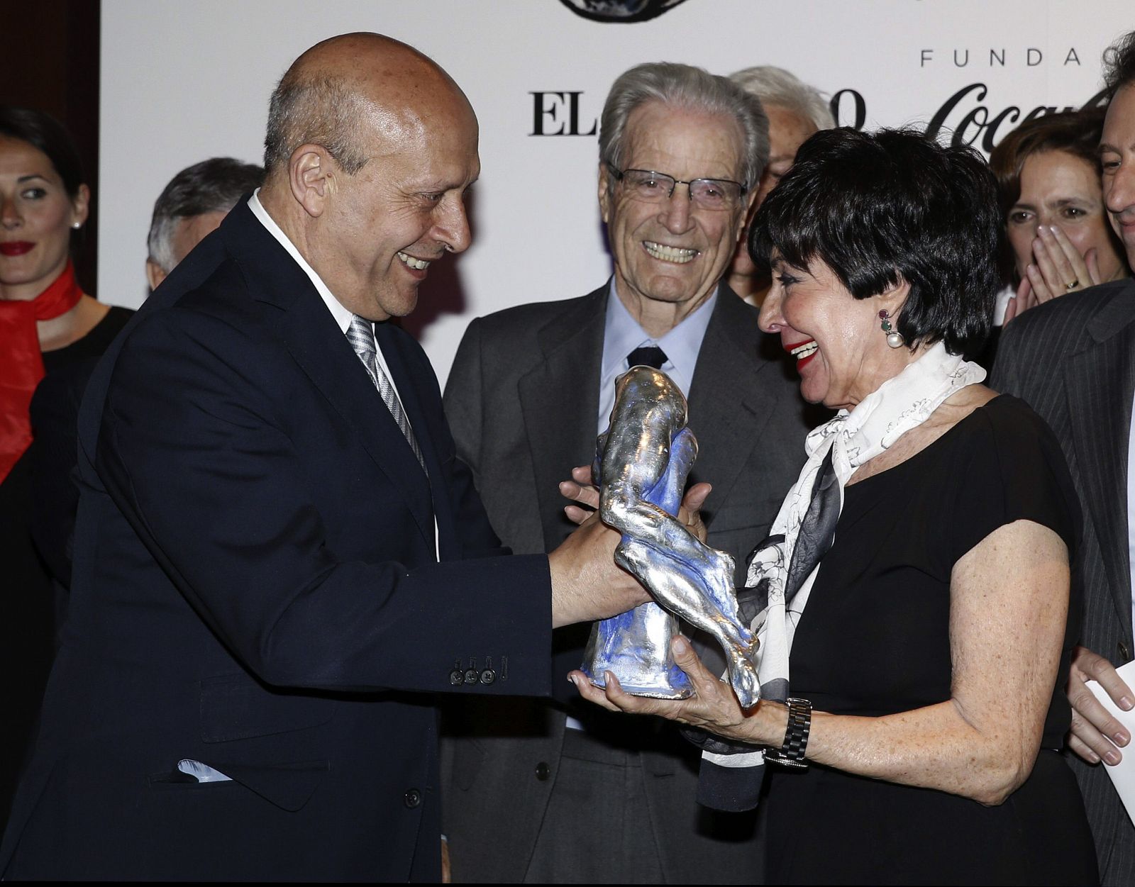 La actriz Concha Velasco recibe el premio Valle-Inclán de Teatro de manos del ministro de Educación, Cultura y Deporte, José Ignacio Wert, en el Teatro Real de Madrid.