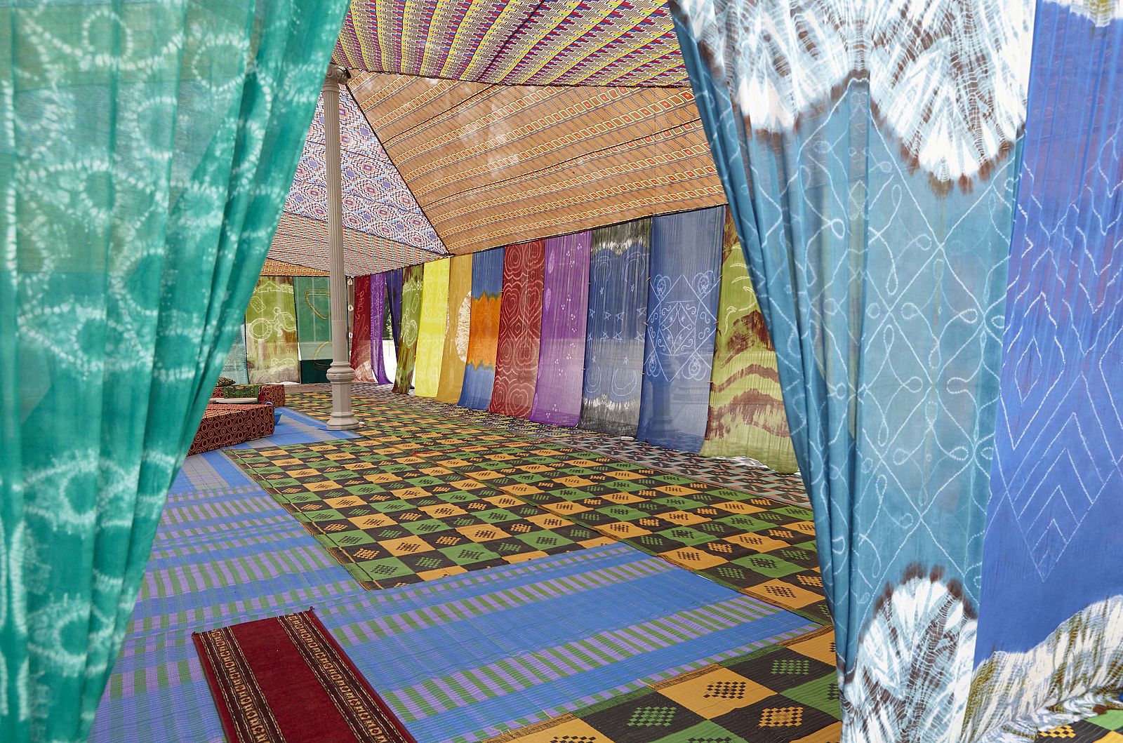 Federico Guzmán. Tuiza. Las culturas de la jaima. Vista de la exposición en el Palacio de Cristal