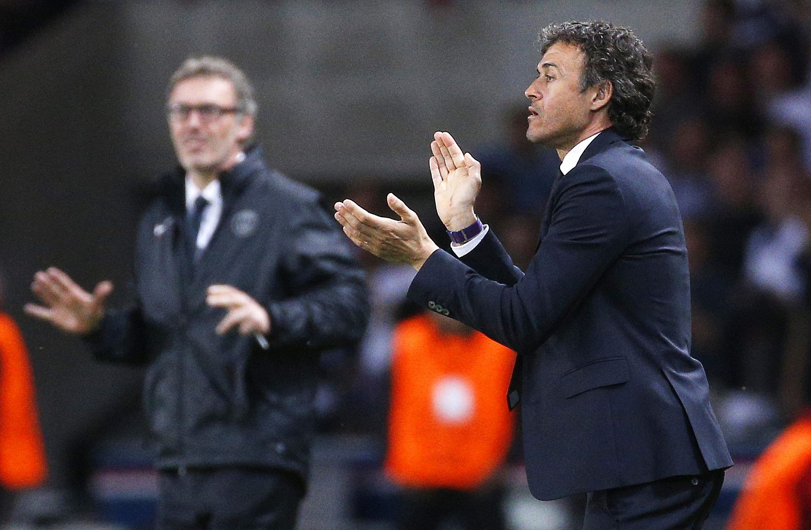 El entrenador del FC Barcelona Luis Enrique aplaude junto a su colega del París Saint-Germain Laurent Blanc.