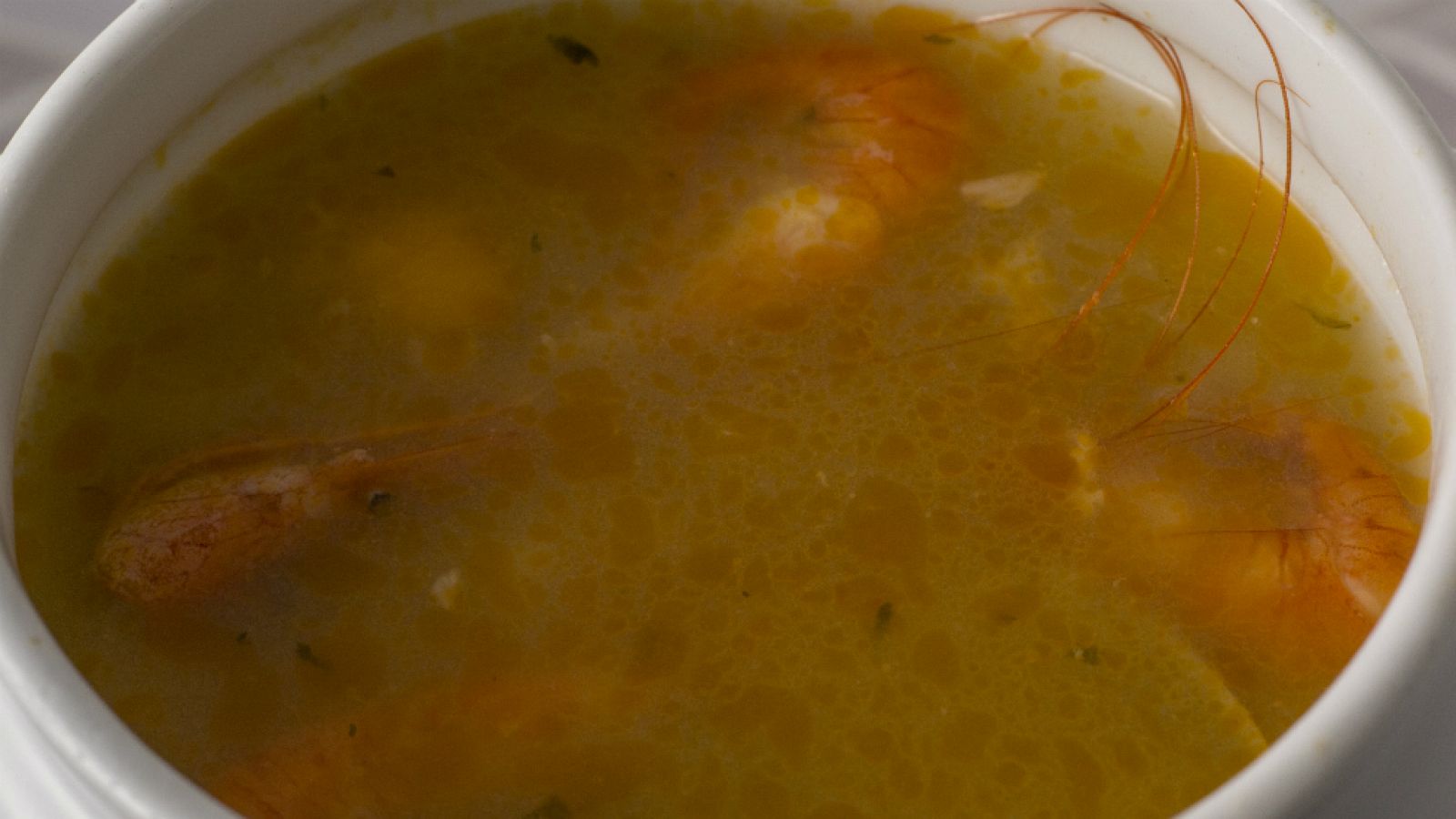 Cazuelita de sopa de ajo con camarones y almeja fina