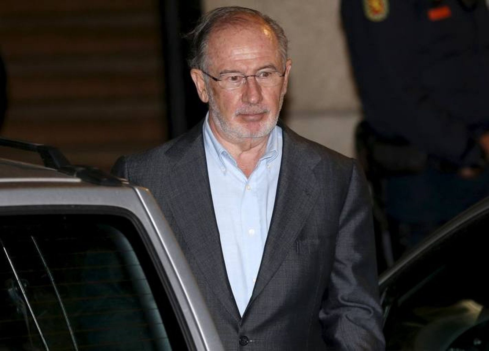 Rodrigo Rato abandona su oficina tras el registro policial