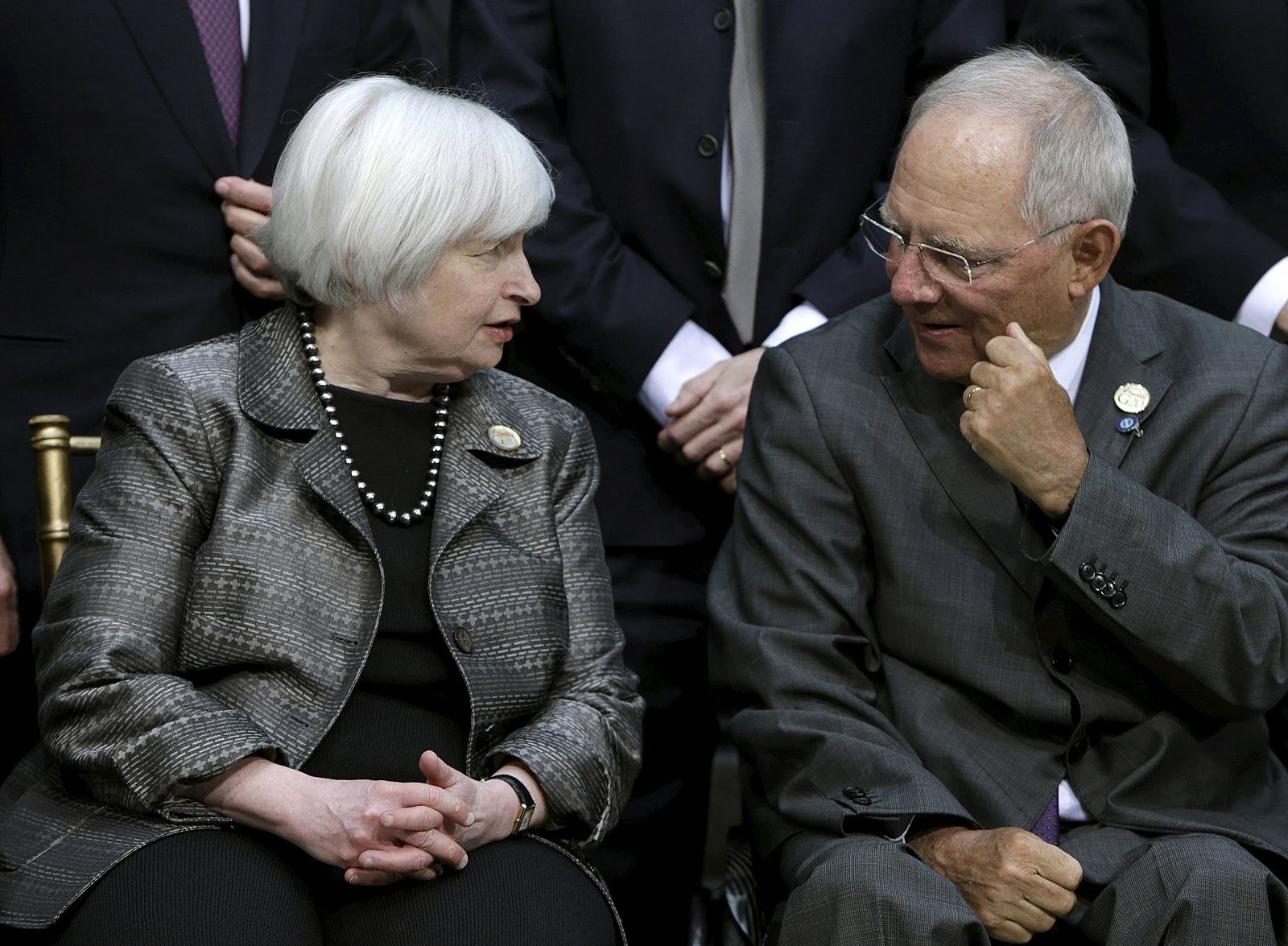 La presidenta de la Reserva Federal de EE.UU., Janet Yellen, charla con el ministro de Finanzas de Alemania, Wolfgang Schäuble