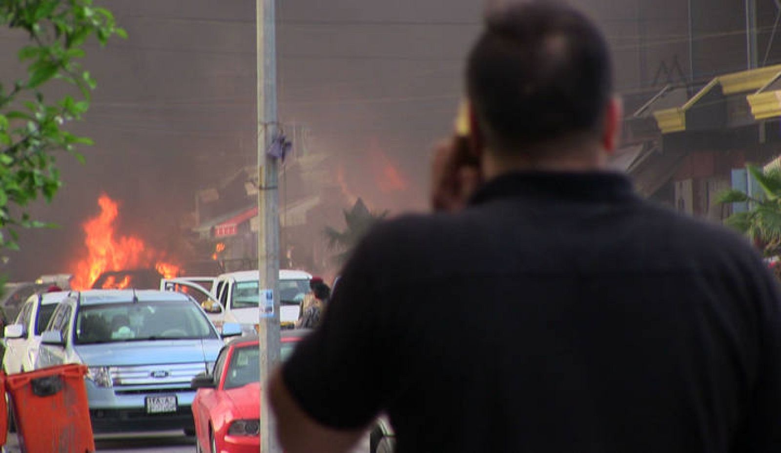 Un hombre observa los efectos del atentado junto al consulado estadounidense en Erbil.