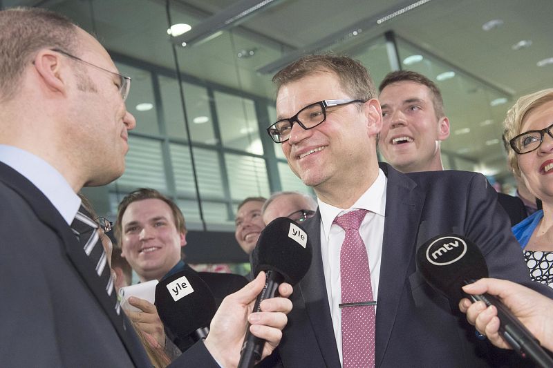 El líder del opositor Partido de Centro, Juha Sipilä, celebra los resultados electorales en Helsinki, Finlandia.