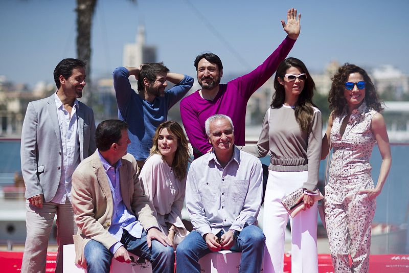 Los directores Samuel Martín y Andrés Luque, posan con los actores de "tiempo sin aire" en Málaga