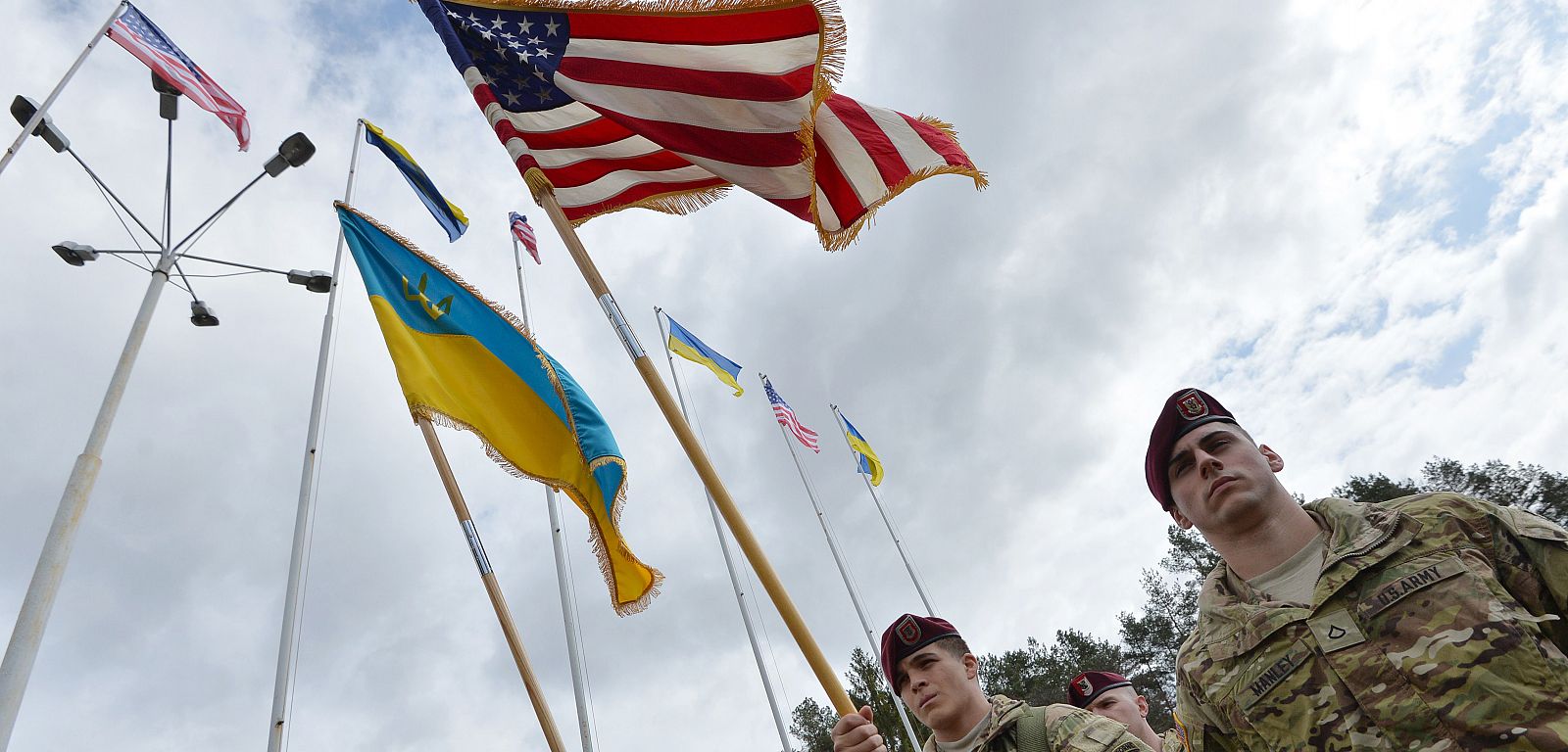 Soldados ucranianos y estadounidenses realizan ejercicios militares conjuntos Yavoriv.