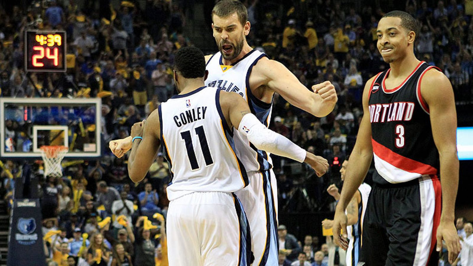 Marc Gasol y Conley celebran la victoria sobre los Blazers.