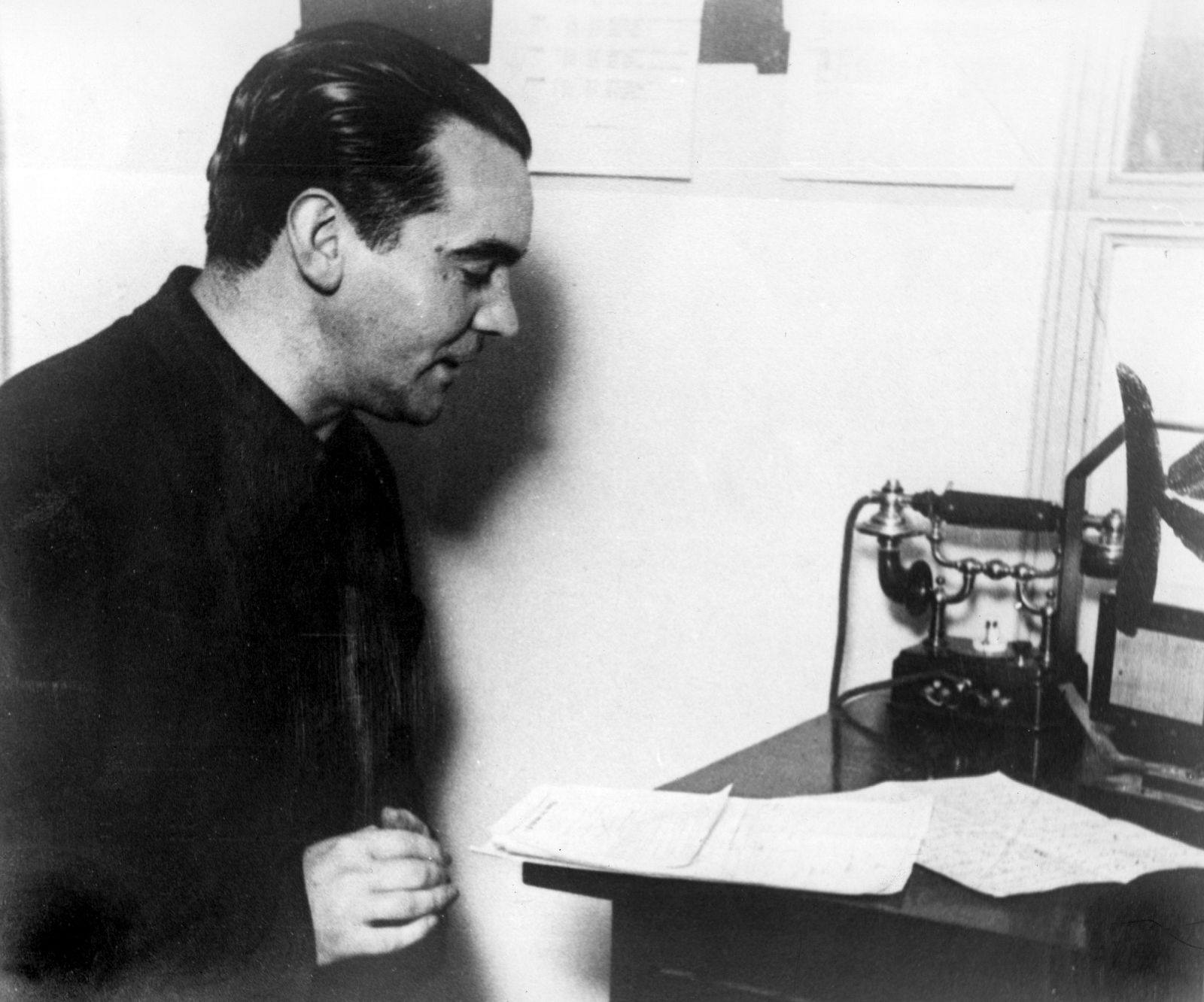 El poeta español Federico García Lorca en una audición en Radio Stentor en Buenos Aires en 1933.