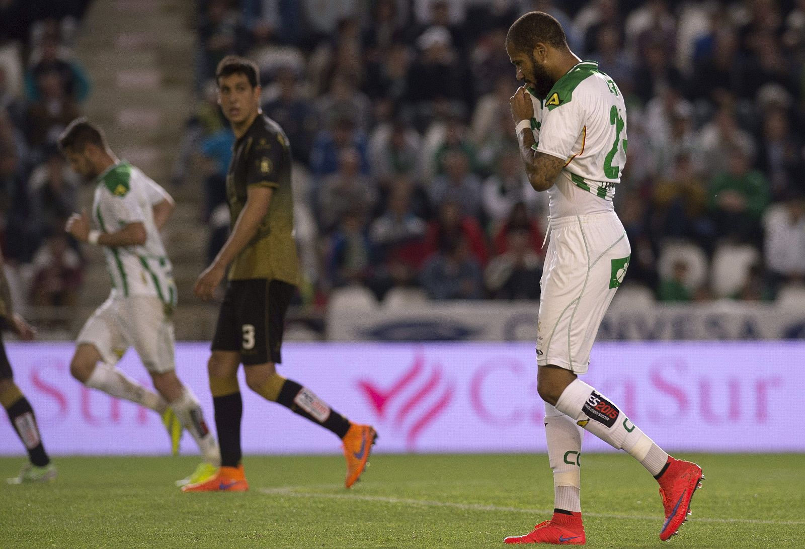 El delantero portugués del Córdoba, Tiago Manuel Dias, se lamenta tras fallar una ocasión.