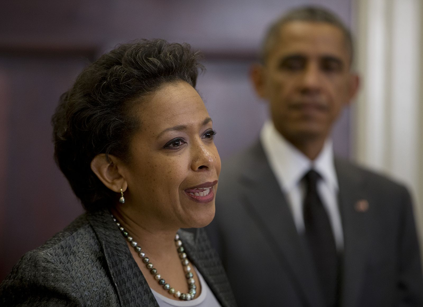 Barack Obama mira a Loretta Lynch cuando la propuso como fiscal general el pasado noviembre.