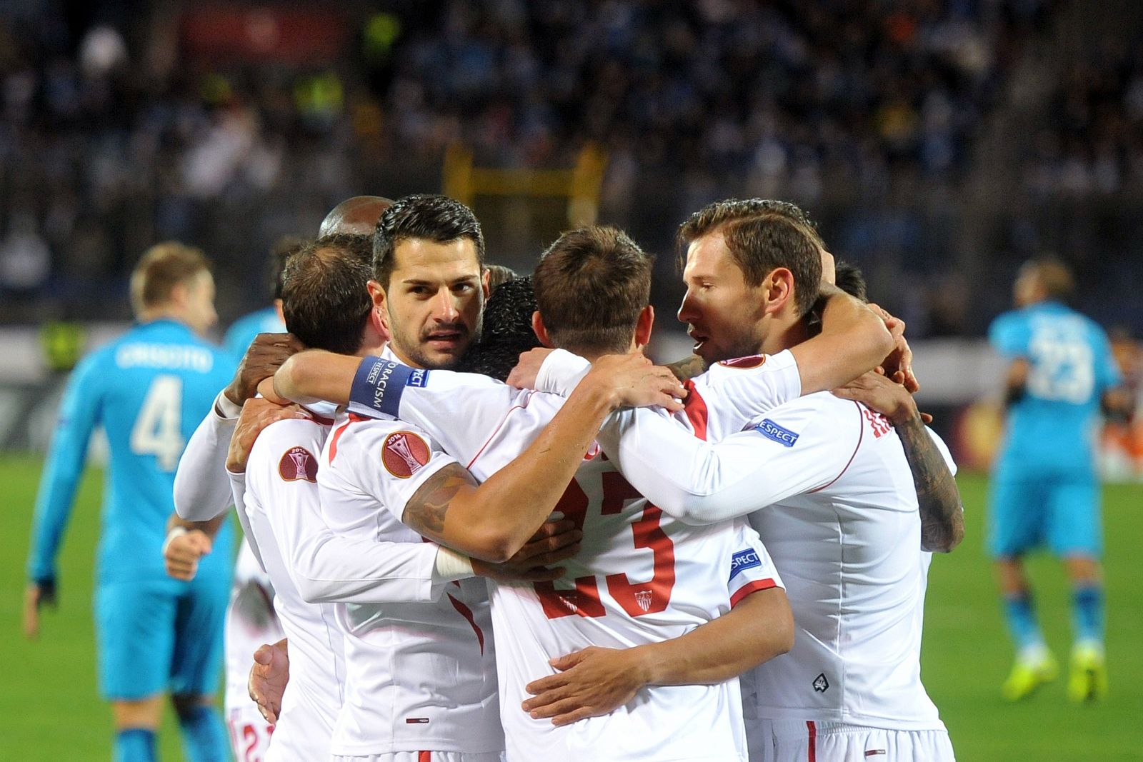 Los jugadores del Sevilla celebran el gol de Bacca.