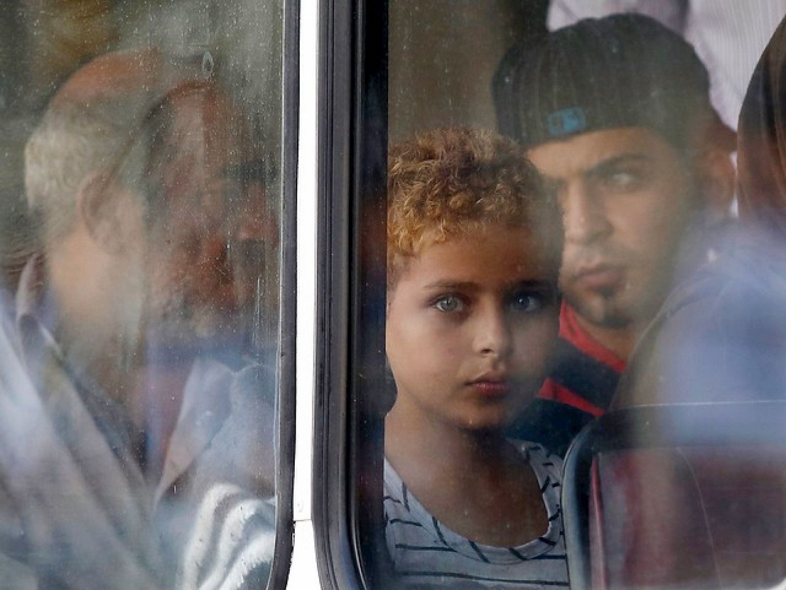 Imagen de archivo de Hamad Alroosan, inmigrante sirio de 10 años, mirando a través de la ventaña de un autobús en Malta.