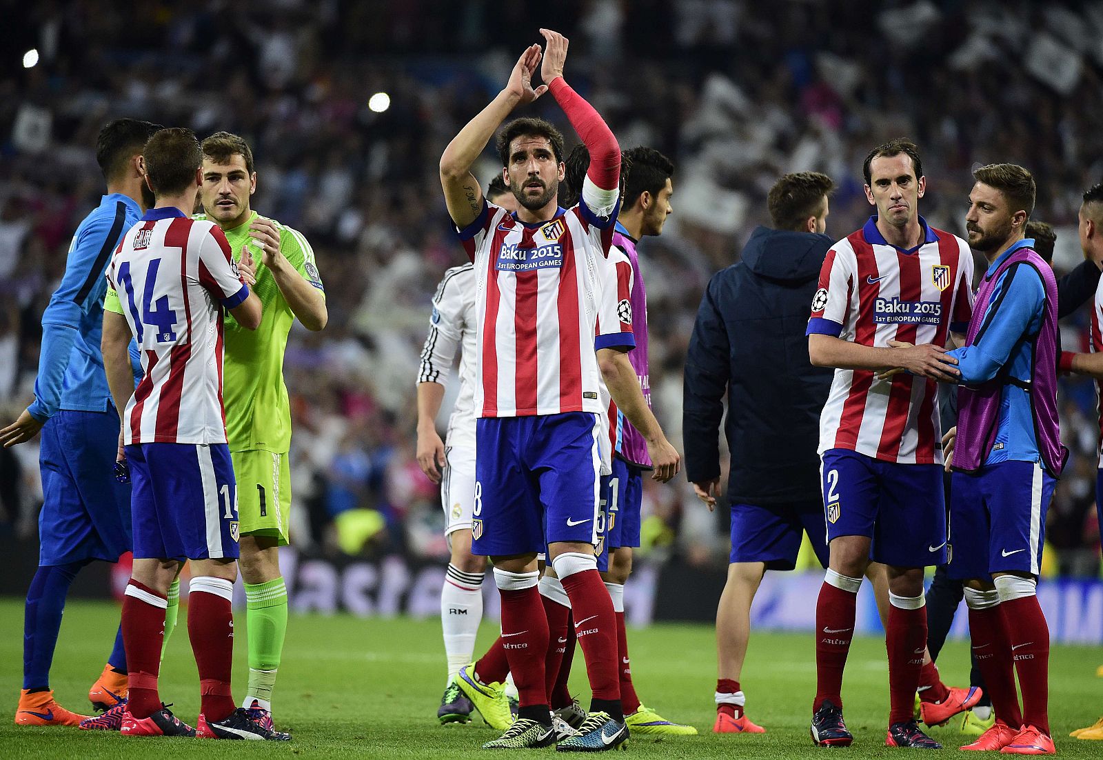 Los jugadores del Atlético de Madrid agradecen el apoyo de sus aficionados en el Santiago Bernabéu.