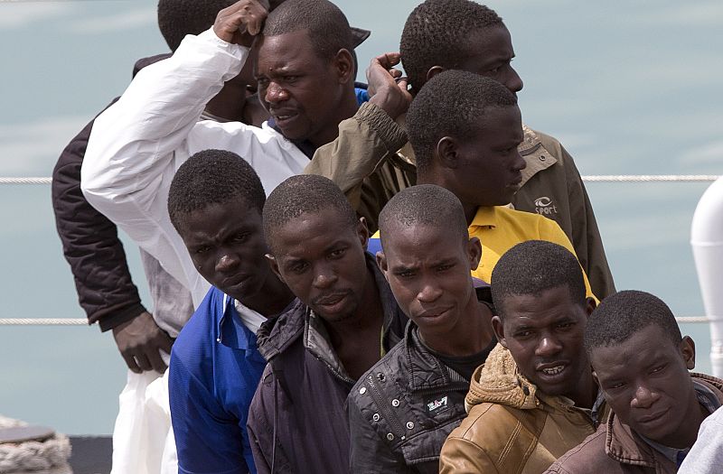 Fotografía de archivo de inmigrantes desembarcando en el puerto de Catania