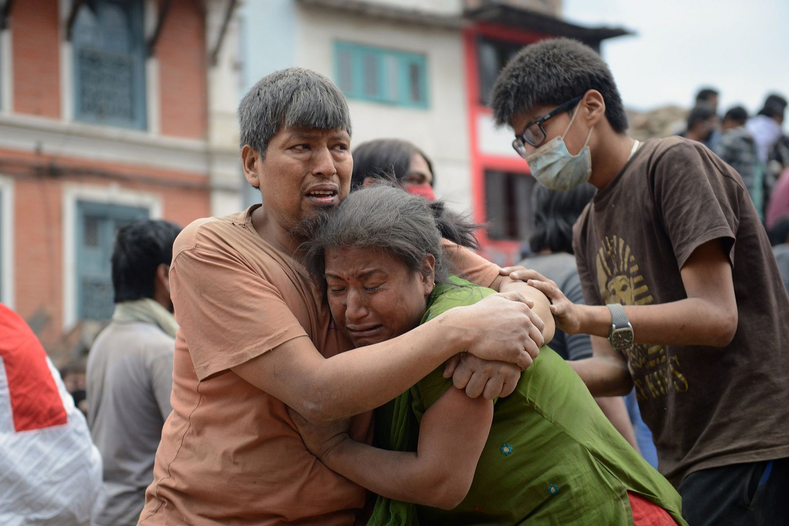 Un hombre sostiene a una mujer en la Plaza Durbar de Katmandú, Nepal.