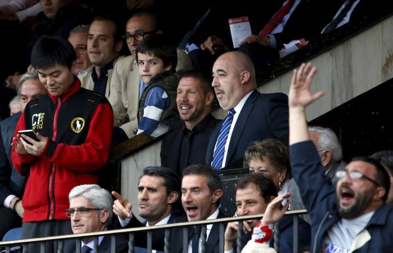 Simeone, en el palco del Calderón, donde ha tenido que seguir el partido contra el Elche al estar sancionado.