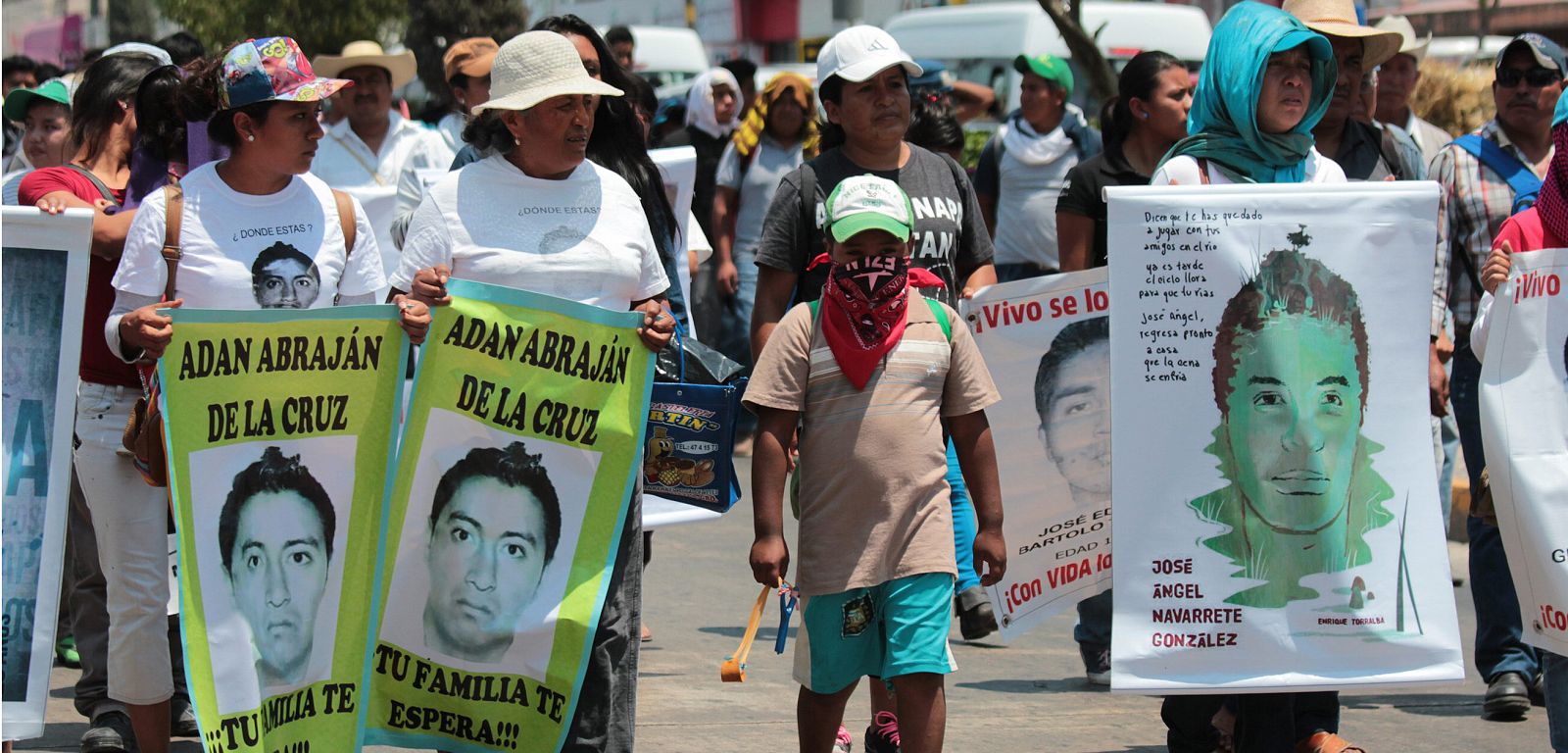 QUEMAN AUTOS ANTE CONGRESO DE GUERRERO TRAS MARCHA POR ESTUDIANTES MEXICANOS