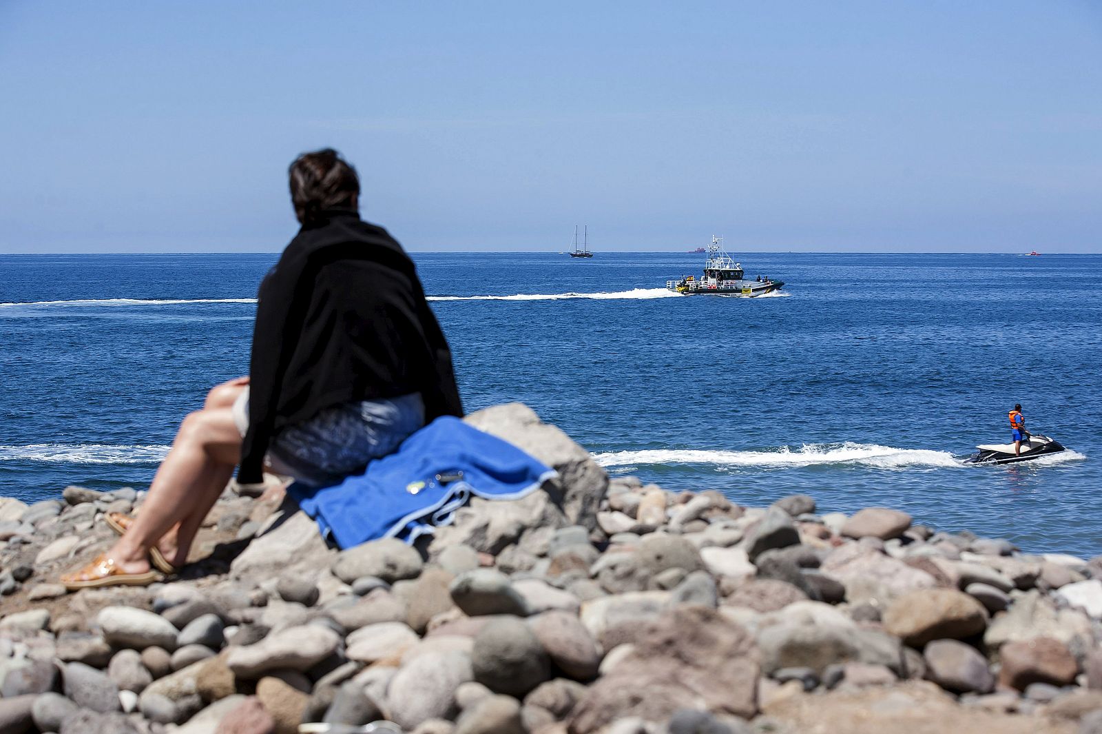 Una mujer mira al mar en la playa de Veneguera en Gran Canaria