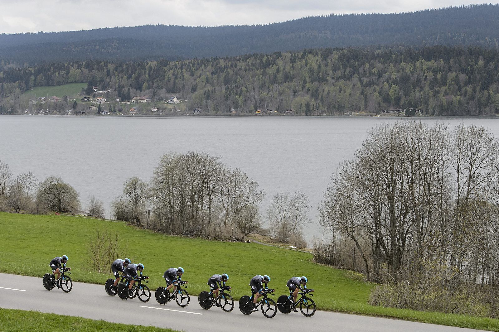 Los ciclistas del equipo Sky en acción durante la primera etapa del Tour de Romandía.