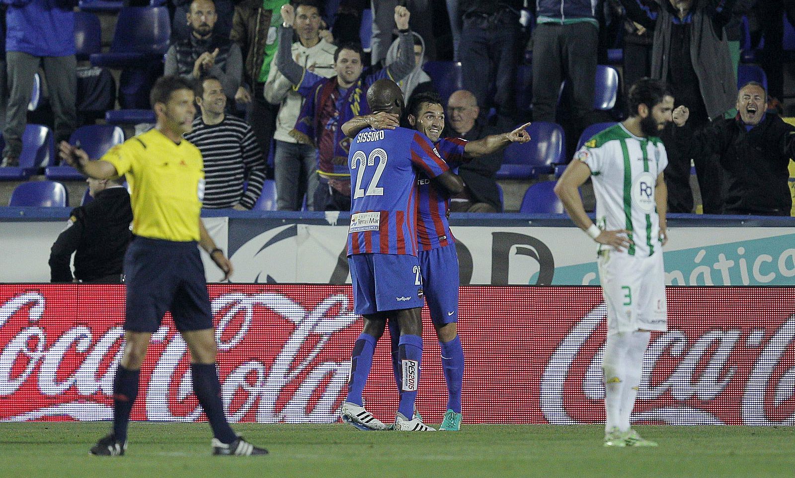 David Barral (2d) y el centrocampista de Mali, Mohamed Lamine Sissoko, celebran el gol.