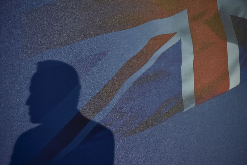 Sombra del primer ministro británico sobre una bandera inglesa