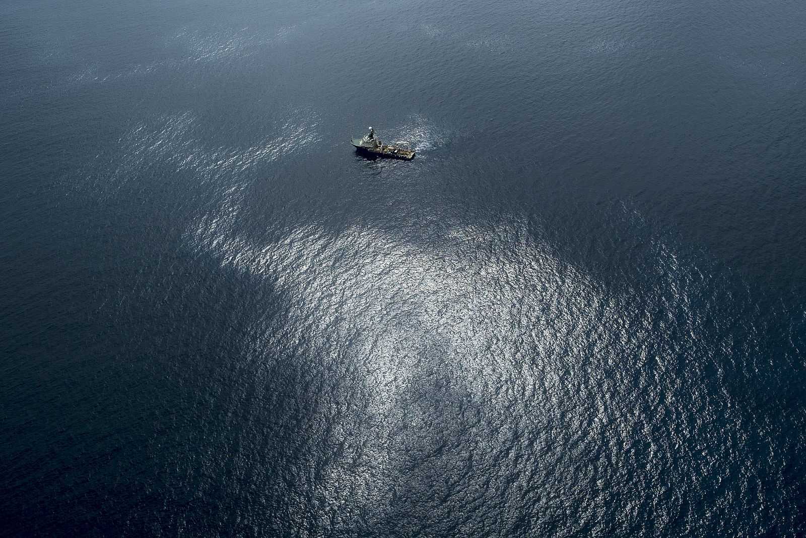 Fotografía facilitada por Greenpeace del vertido de fuel del pesquero ruso Oleg Naydenov al sur de Gran Canaria.