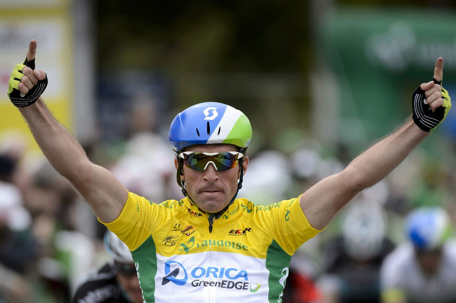 El ciclista suizo Michael Albasini, de Orica Greenedge, celebra su victoria en la tercera etapa