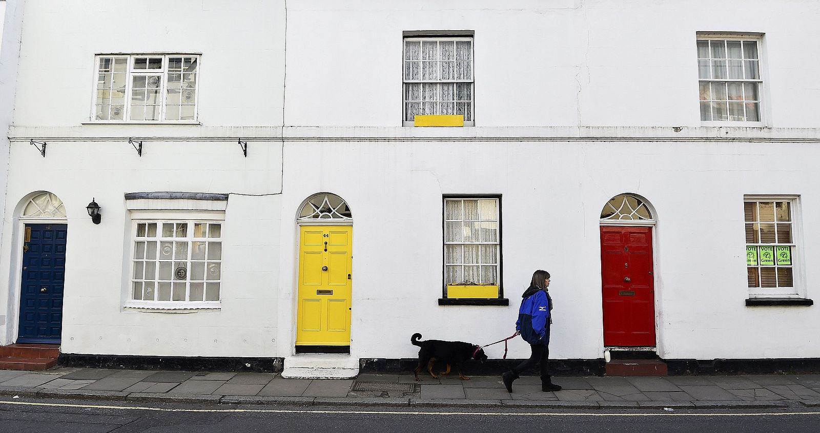 Una calle de Londres con puertas pintadas con los colores representativos de los grandes partidos británicos.