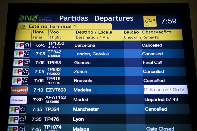 Panel informativo de vuelos cancelados en el aeropuerto de Lisboa