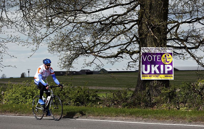 Un ciclista circula cerca de un cartel del Partido de la Independencia del Reino Unido (UKIP) en Aylesbury , al noroeste de Londres.