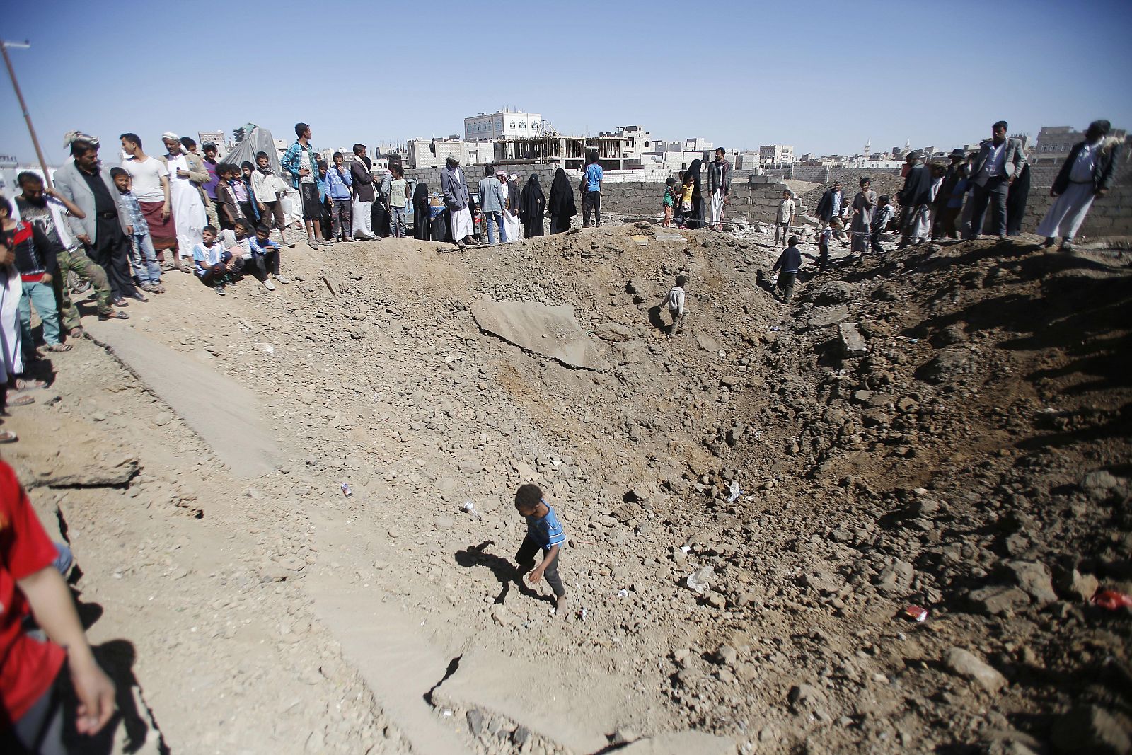 Cráter causado por los bombardeos saudíes en Saná, capital de Yemen, el 1 de mayo