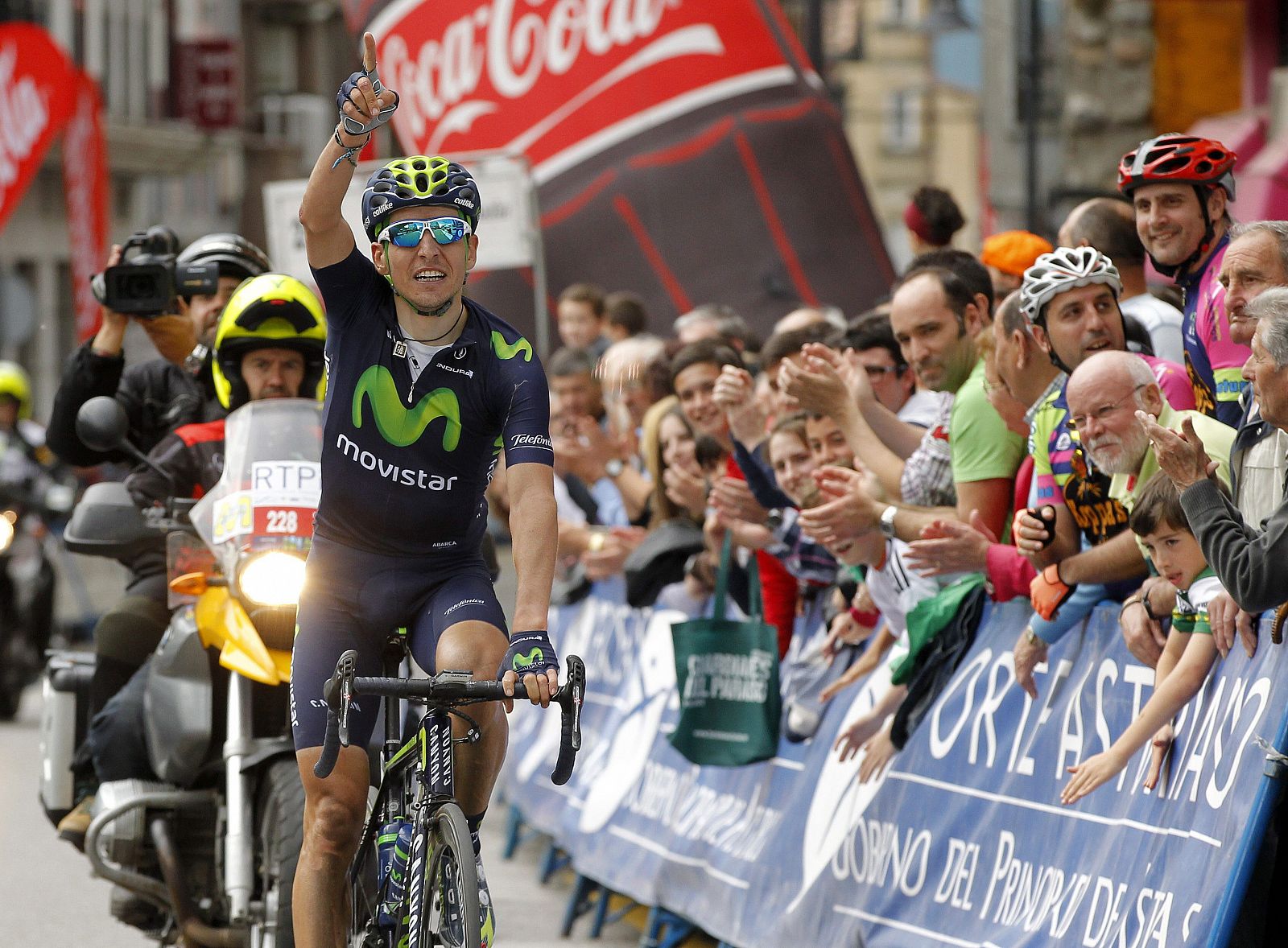 Igor Antón celebra su victoria en la primera etapa de la Vuelta Ciclista a Asturias.