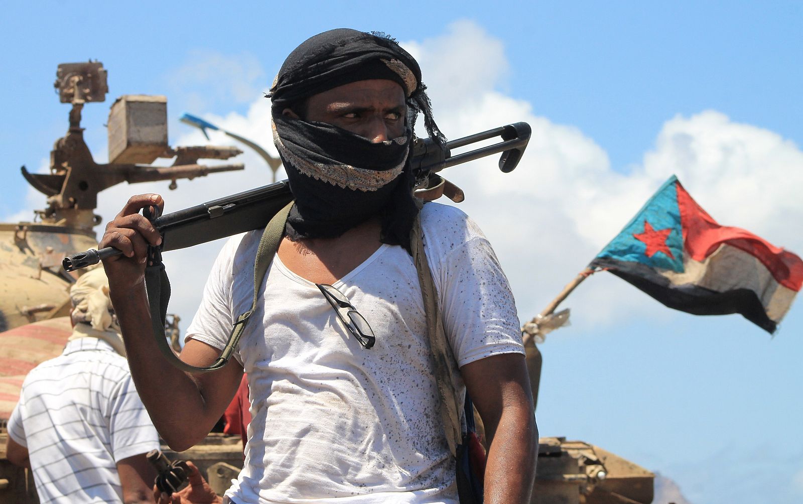 Imagen de archivo de un miliciano del Movimiento Separatista del Sur de Yemen montando guardia delante de un tanque con la bandera de la milicia en Adén.